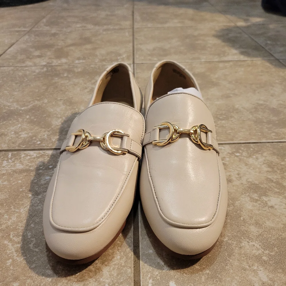 Ann Taylor Women's Elegant Cream Preppy Leather Loafers with Gold Chain. Size 8 - Picture 3 of 10